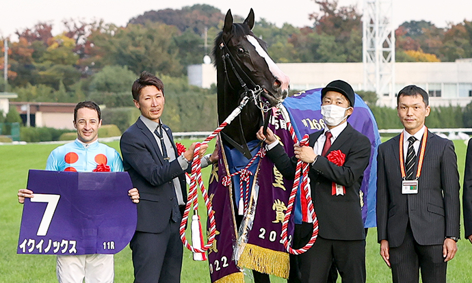 優勝時記念撮影のようす